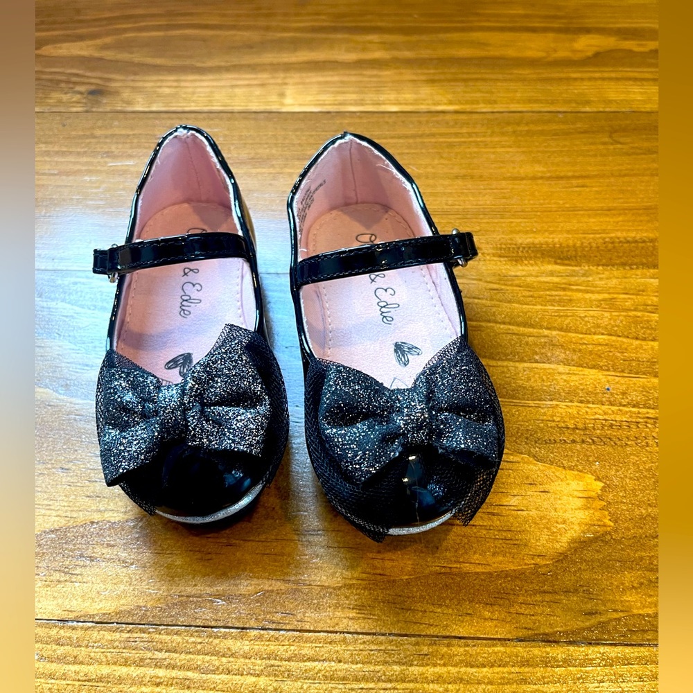 Toddler Mary Jane patent leather flats. Size 5